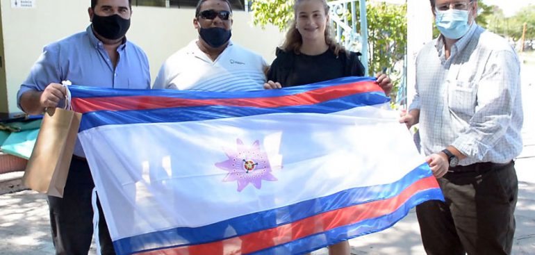 El Intendente Nicolás Olivera se reunió con la atleta sanducera Manuela Rotundo, a quien entregó una Bandera de Paysandú