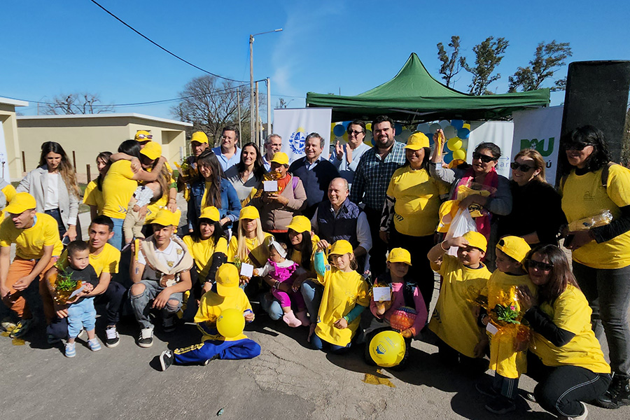 Intendente junto a becinos beneficiados