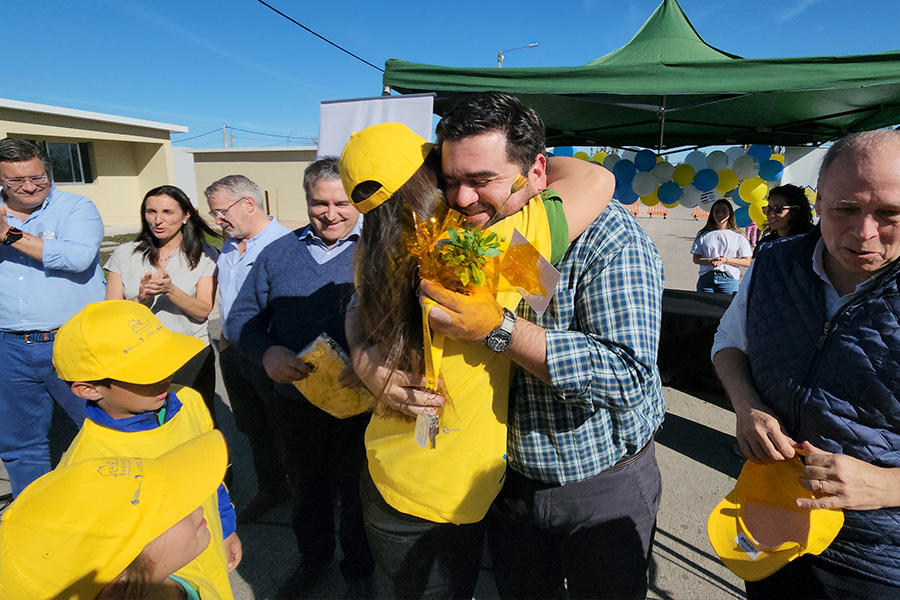 Intendente entregando llave a vecina