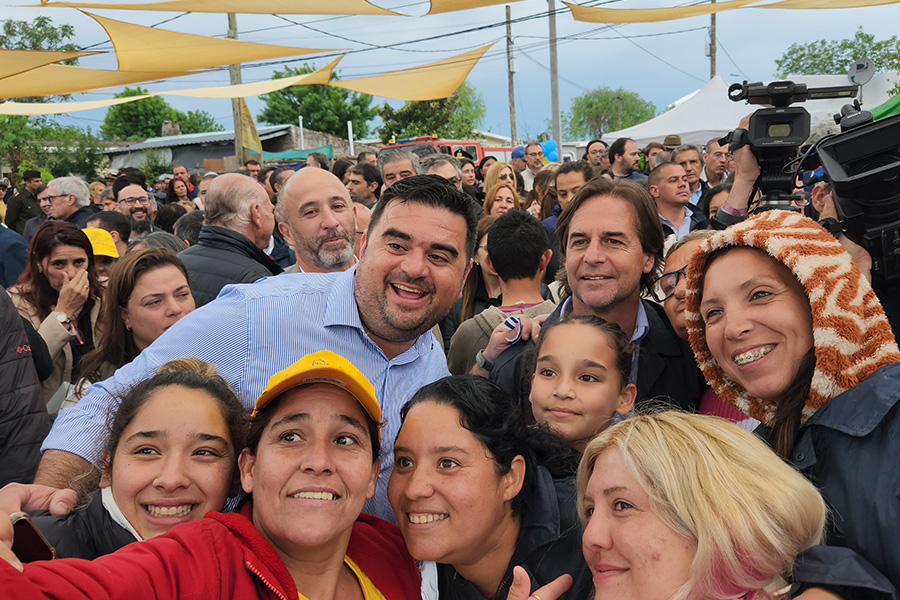 Presidente junto a Intendente y vecinos