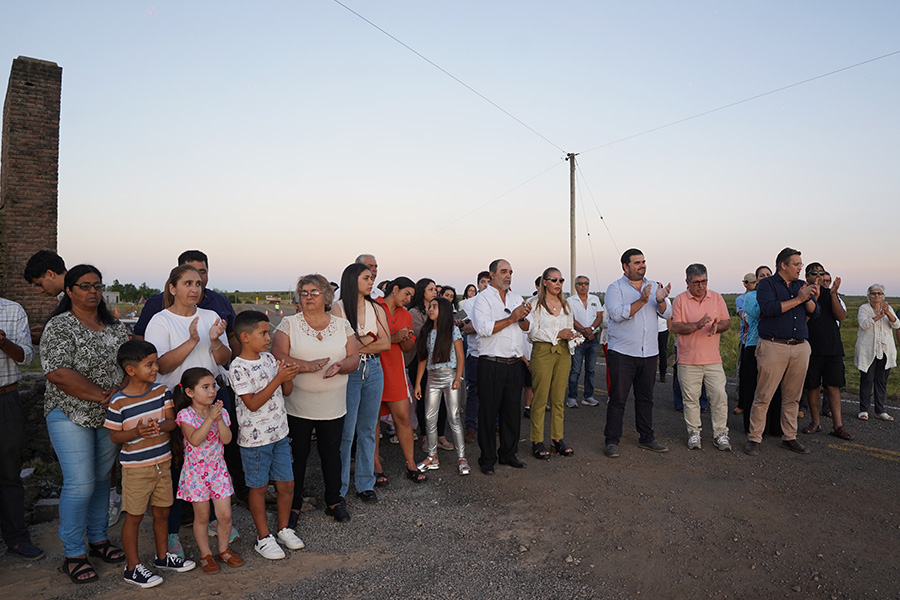 Intendente y vecinos presentes