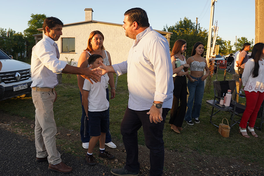 Intendente saludando a vecinos