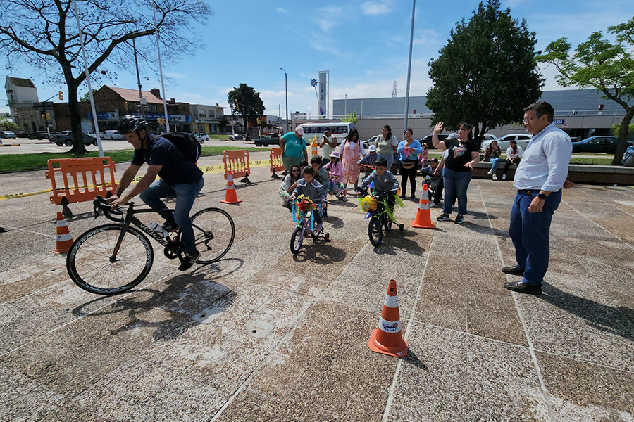 Milton Wynants en bicicletas junto a niños