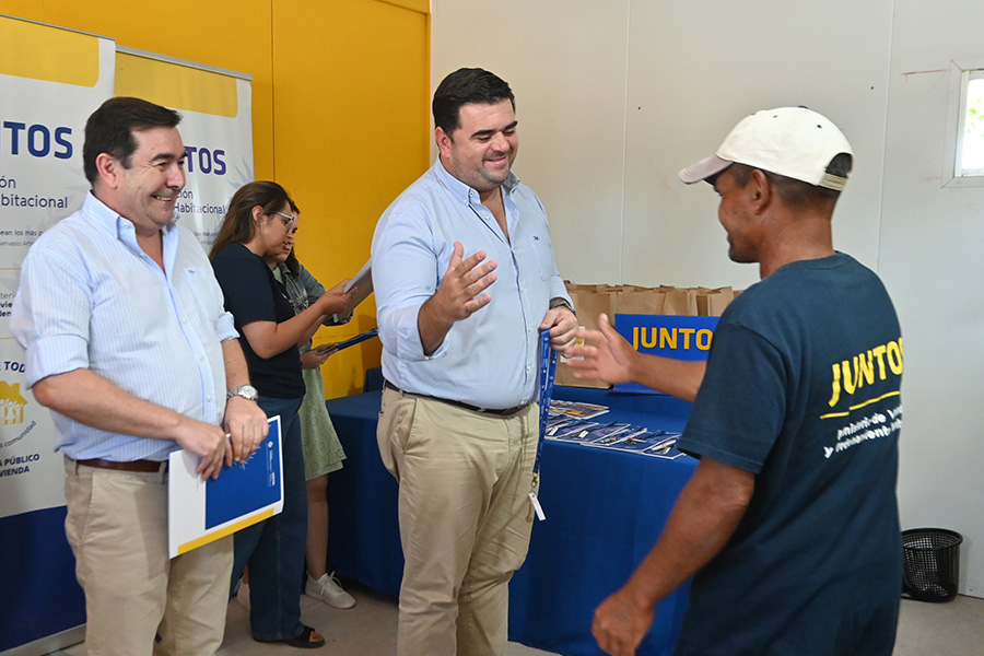 Intendente entregando llave