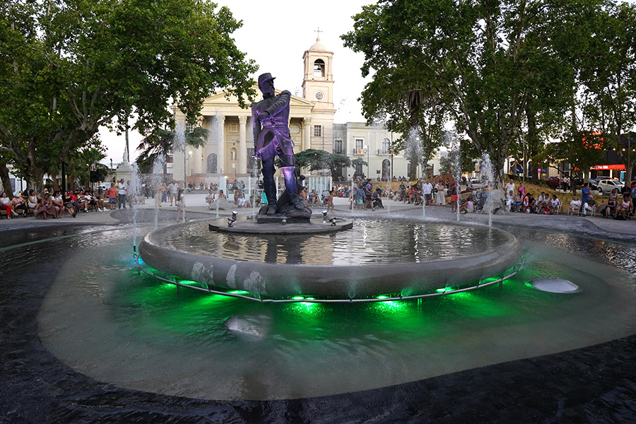 Vista panóramica de la plaza repleta de gente