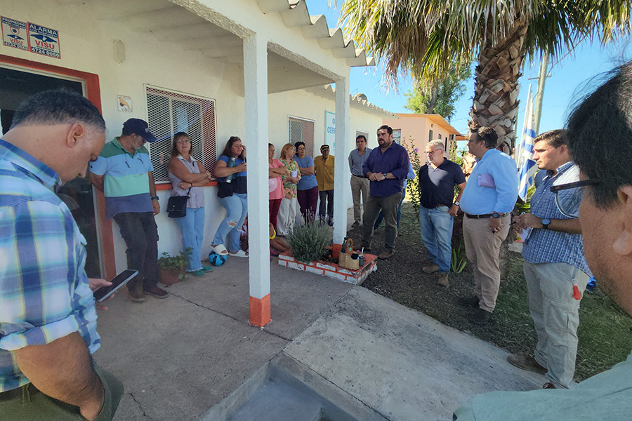 Intendente junto a vecinos de Cerro Chato