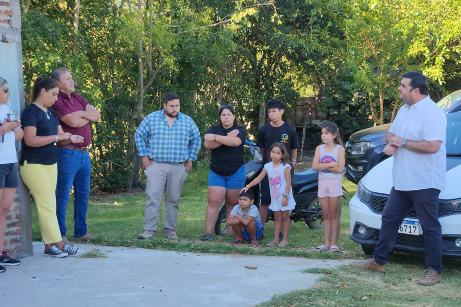 Intendente junto a vecinos