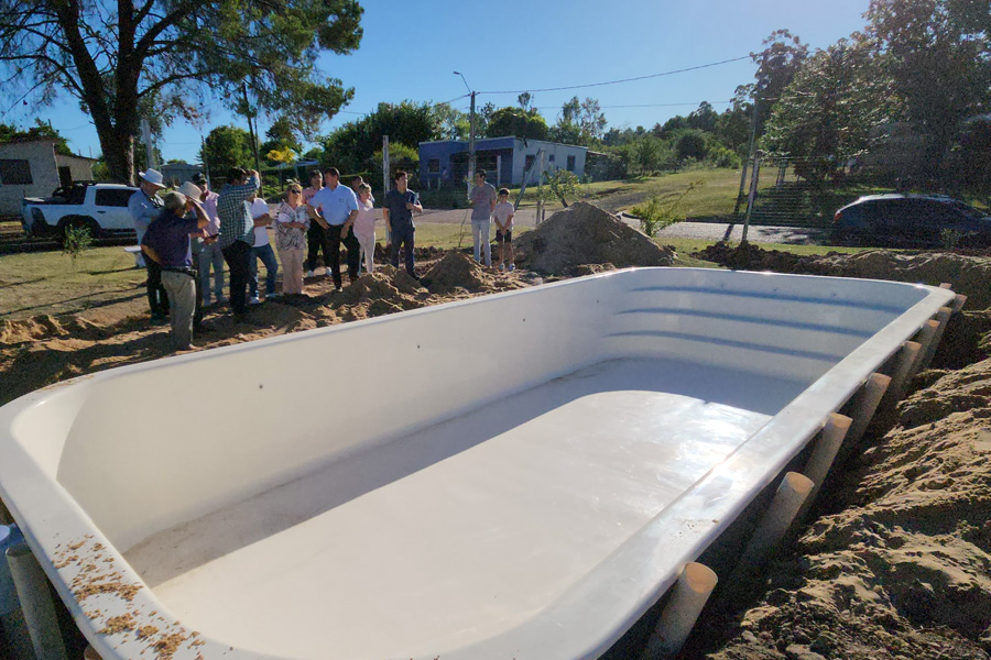 Intendente recorriendo obras