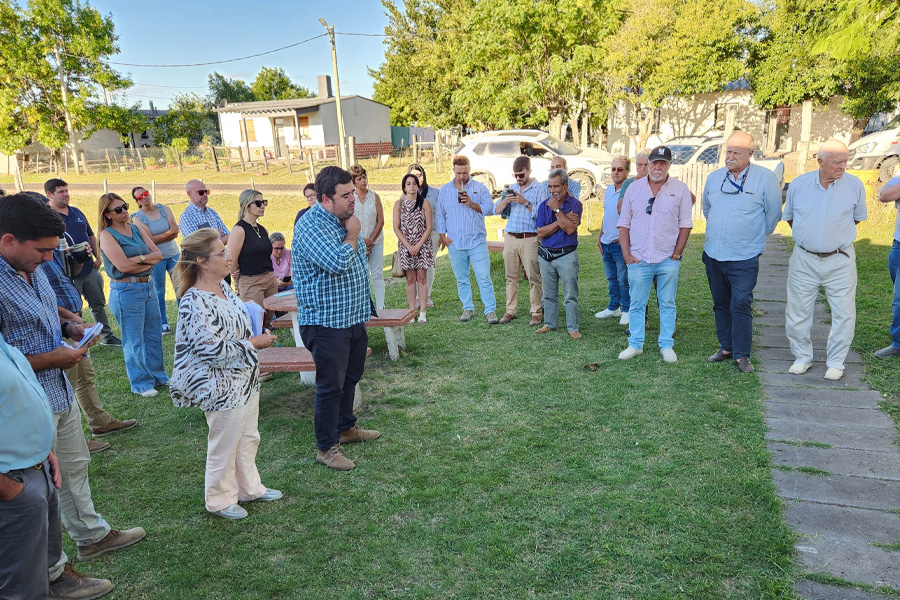 Intendente junto a vecinos