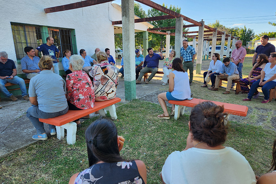 Intendente junto a vecinos