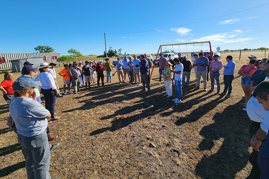 Intendente junto a vecinos