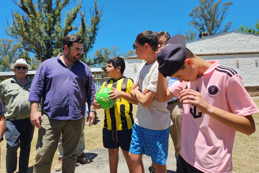 Intendente junto a jovenes