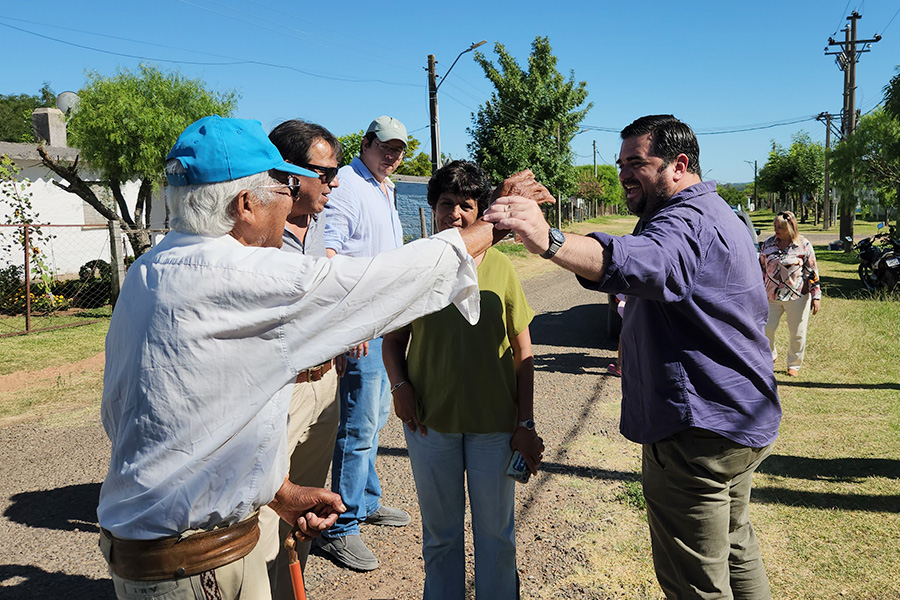 Intendente junto a vecinos