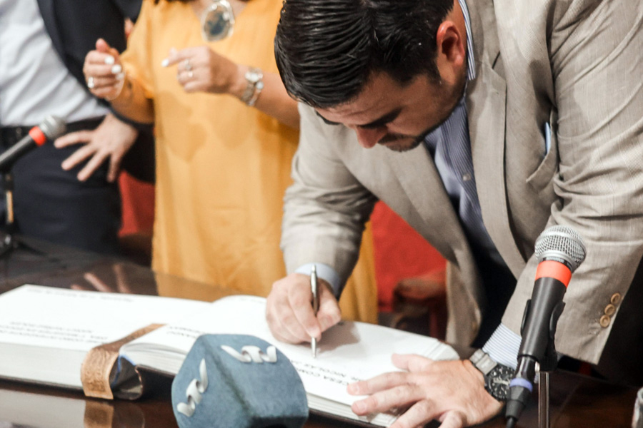 Nicolas Olivera firmando libro de registro