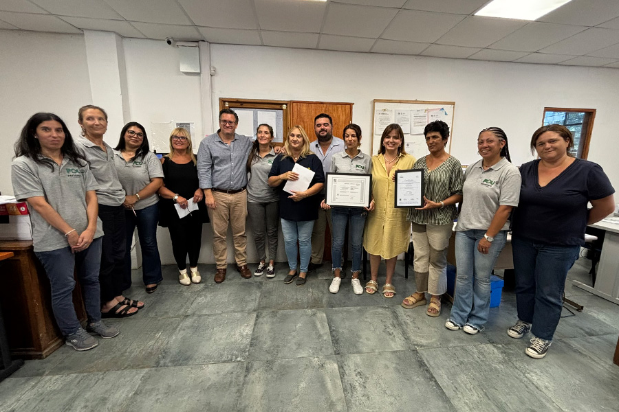 Intendente junto a funcionarios distinguidos