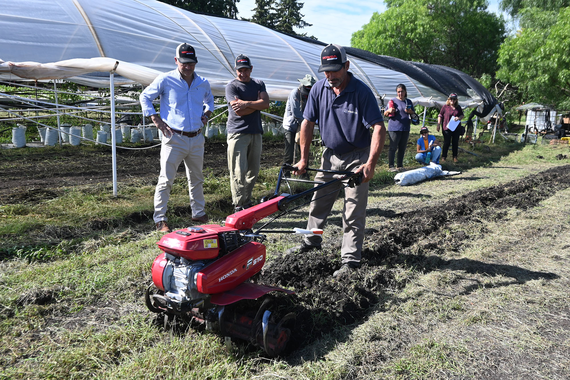 “Paysandú Sostenible”: productores hortícolas participaron de jornada de capacitación en el uso de motocultivadores