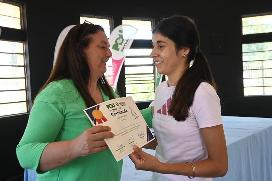 Entrega de certificado a alumna