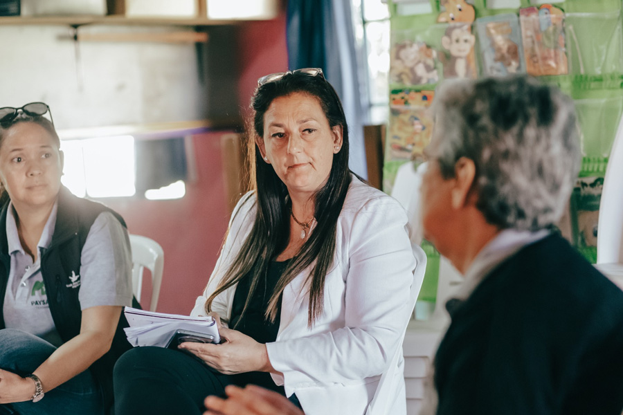 Directora reunida con personal del caif